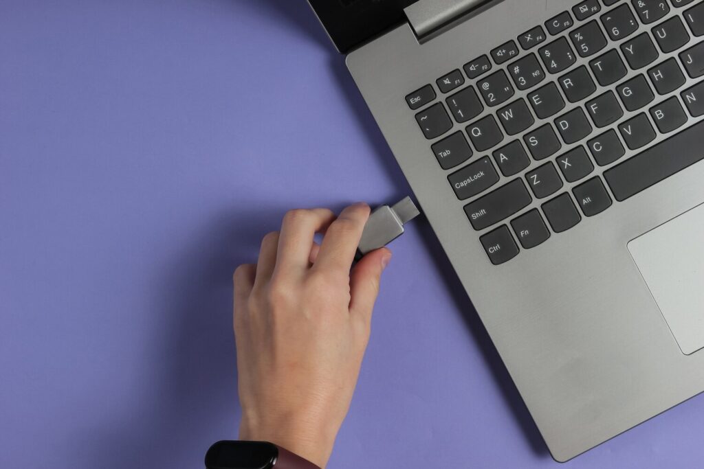 Female hand connects usb flash drive laptop purple paper 175682 8173