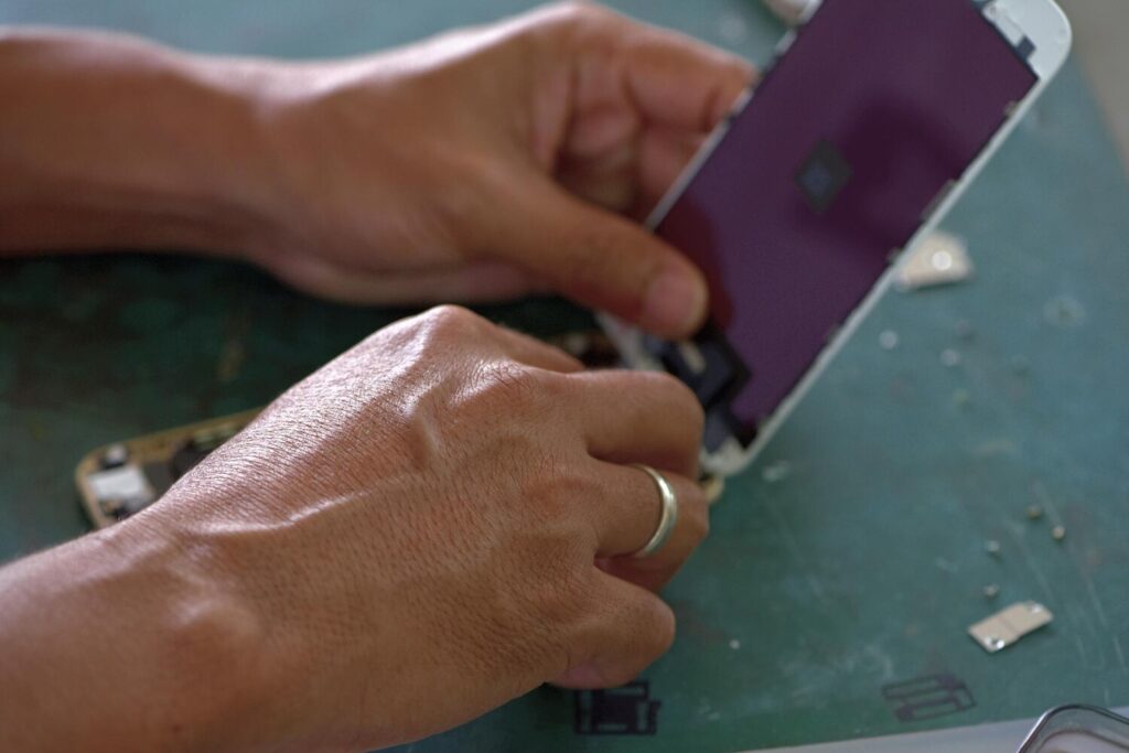 Close up person hands repairing mobile phone 1048944 1898229 Close up person hands repairing mobile phone 1048944 1898229