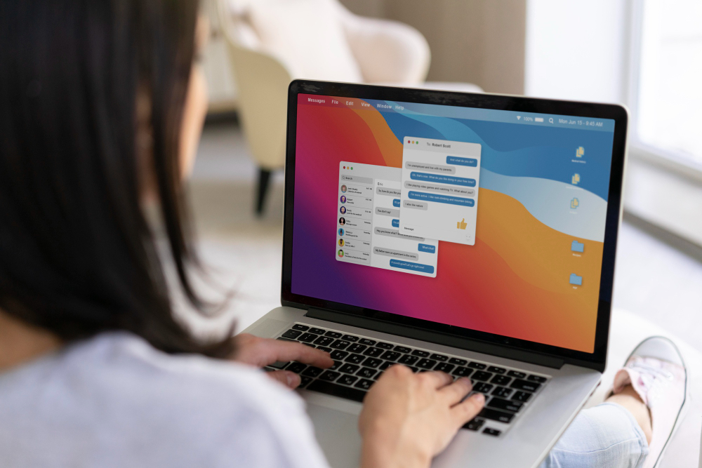 Macbook uso Mulher utilizando macbook para trabalho